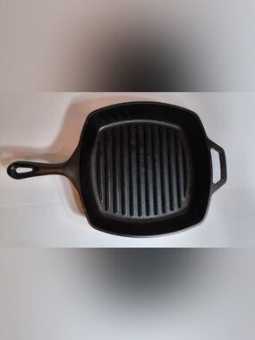 Lodge USA Square Cast Iron Grill Skillet Ribbed Pre-Seasoned Dual Handle 10.5"